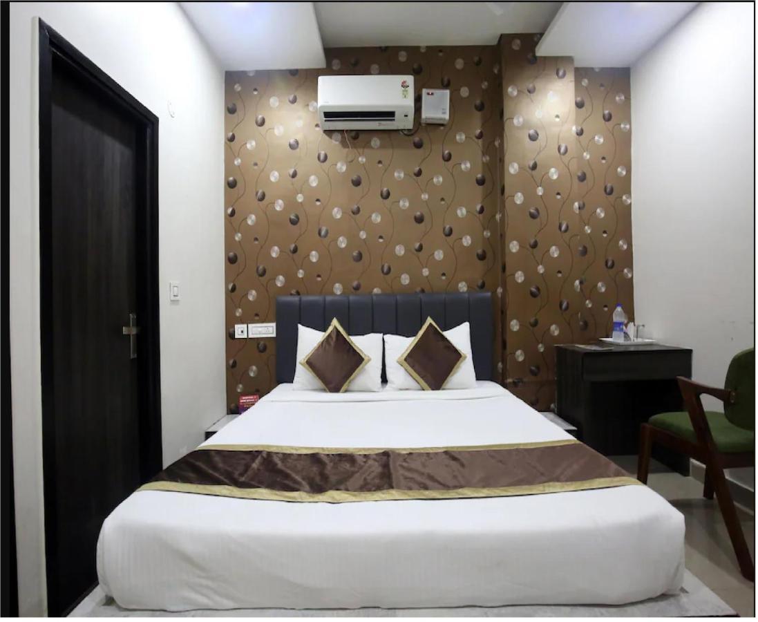Hotel Cross Road By Wb Inn Unnāo Екстериор снимка